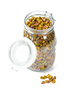 beyaz izole cam bir kavanozda ham antep fıstığı