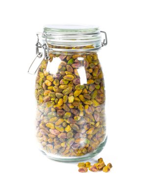 beyaz izole cam bir kavanozda ham antep fıstığı