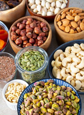 Granit yüzeyde taze fındık ve kurutulmuş meyveler.