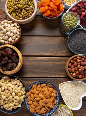 fındık, tohum ve kuru meyveler ahşap yüzeyde