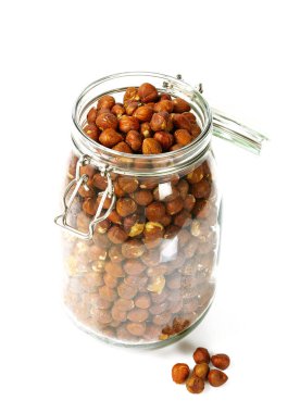 Fındıklar beyaz arkaplanda izole