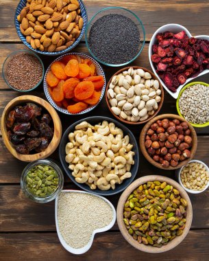 fındık, tohum ve kuru meyveler ahşap yüzeyde