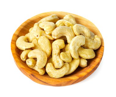 Beyaz arka plan üzerinde izole bir kabın içinde kaju fıstığı