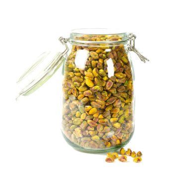 beyaz izole cam bir kavanozda ham antep fıstığı