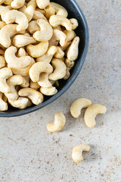 Cashewnoten op granieten oppervlak — Stockfoto