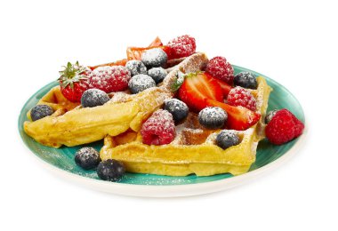 Waffle üzerine beyaz izole çilek ile