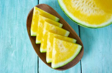 dilimlenmiş sarı beyaz izole