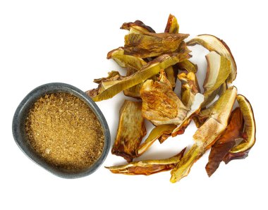 beyaz arka planda izole kurutulmuş boletus edulis tozu