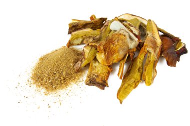 beyaz arka planda izole kurutulmuş boletus edulis tozu