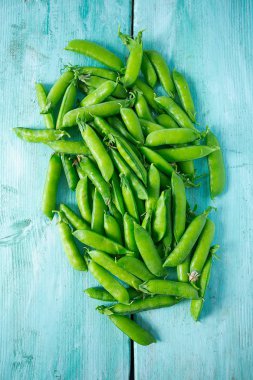 ahşap bir yüzey üzerinde tatlı bezelye