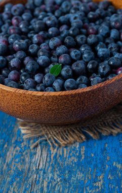 Tahta bir kasede taze yaban mersini