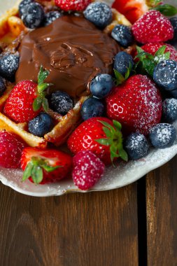 çilek ve çikolata krema ile tatlı belçika waffle