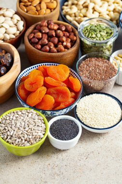 Granit yüzeyde taze fındık ve kurutulmuş meyveler.