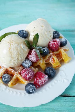 Dondurma ve böğürtlenli Belçika waffleları