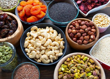 fındık, tohum ve kuru meyveler ahşap yüzeyde