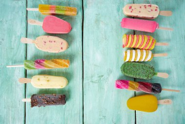 turkuaz ahşap yüzeyde dondurma