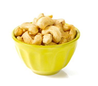 Beyaz arka plan üzerinde izole bir kabın içinde kaju fıstığı