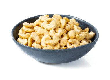 Beyaz arka plan üzerinde izole bir kabın içinde kaju fıstığı