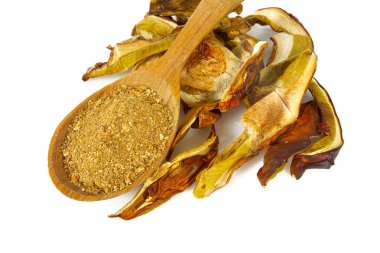 beyaz arka planda izole kurutulmuş boletus edulis tozu