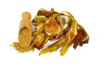 beyaz arka planda izole kurutulmuş boletus edulis tozu