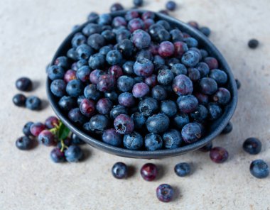 granit yüzeyinde bir kapta fres yaban mersini