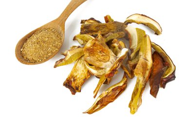 beyaz arka planda izole kurutulmuş boletus edulis tozu