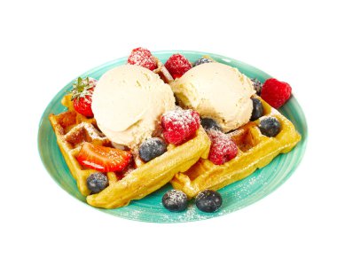 Dondurma ve böğürtlenli Belçika waffleları