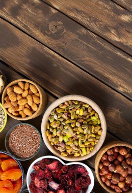 fındık, tohum ve kuru meyveler ahşap yüzeyde