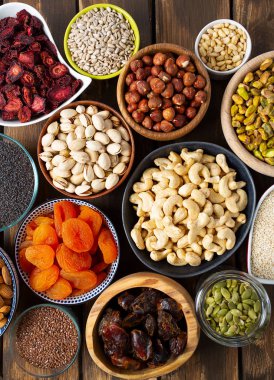 fındık, tohum ve kuru meyveler ahşap yüzeyde