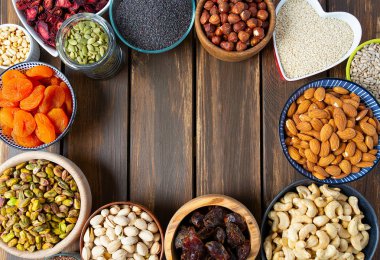 fındık, tohum ve kuru meyveler ahşap yüzeyde