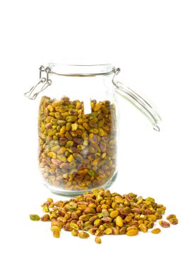 beyaz izole cam bir kavanozda ham antep fıstığı