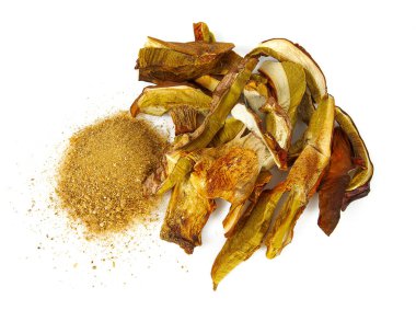 beyaz arka planda izole kurutulmuş boletus edulis tozu