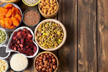 fındık, tohum ve kuru meyveler ahşap yüzeyde