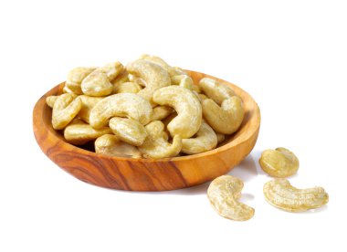 Beyaz arka plan üzerinde izole bir kabın içinde kaju fıstığı