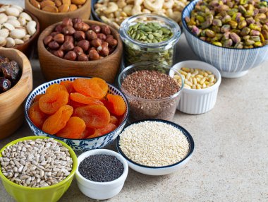 Granit yüzeyde taze fındık ve kurutulmuş meyveler.