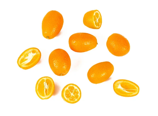 Fruta kumquat fresca isolada sobre fundo branco — Fotografia de Stock