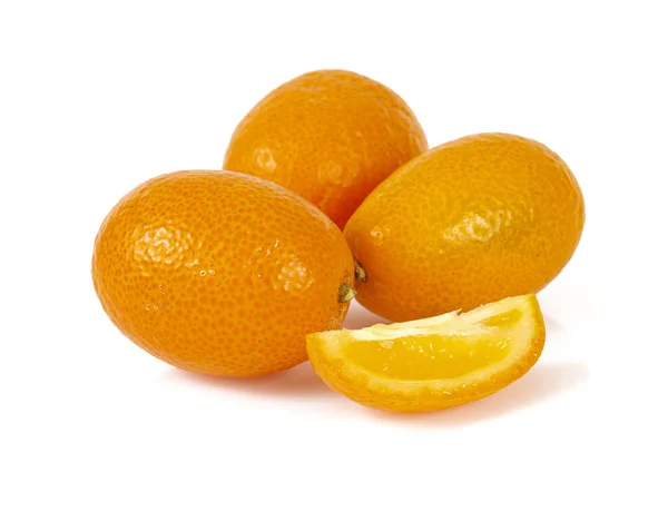 Fruta kumquat fresca isolada sobre fundo branco — Fotografia de Stock
