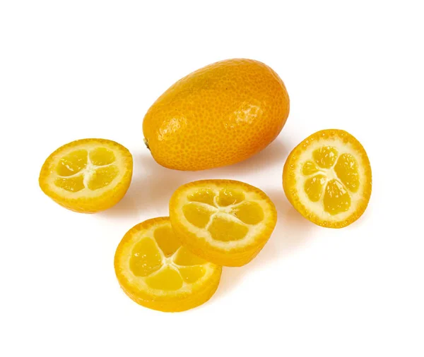 Vers kumquat fruit geïsoleerd op witte achtergrond — Stockfoto