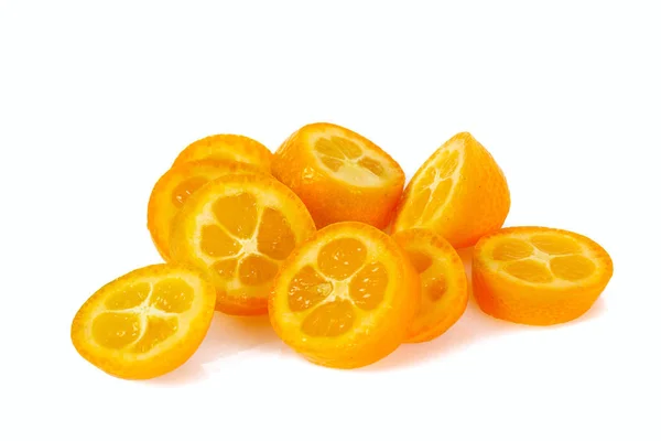 Frische Kumquat-Früchte isoliert auf weißem Hintergrund — Stockfoto
