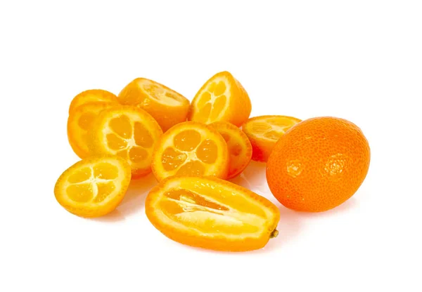 Fruta kumquat fresca isolada sobre fundo branco — Fotografia de Stock