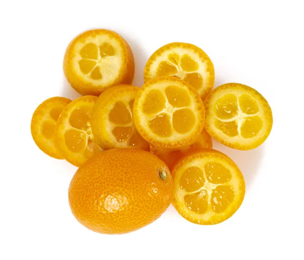Čerstvé kumquat ovoce izolované na bílém pozadí — Stock fotografie