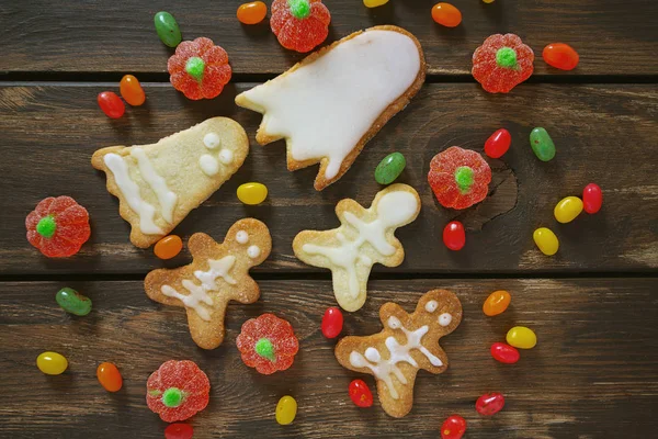 Dulces de halloween en la superficie de madera oscura — Foto de Stock