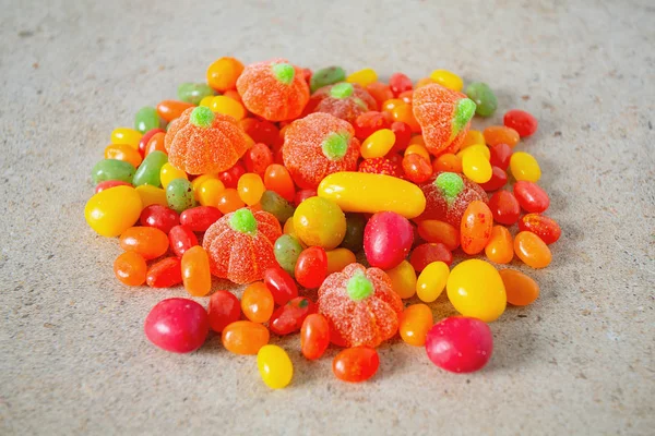 花岗岩表面秋天的彩色糖果 — 图库照片