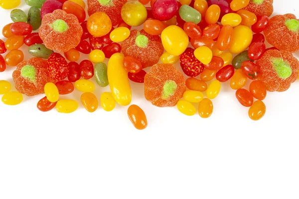 Красочные осенние конфеты, изолированные на белом — стоковое фото