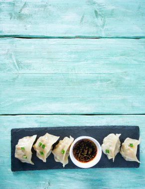 Soya soslu taze Japon gyoza köftesi.