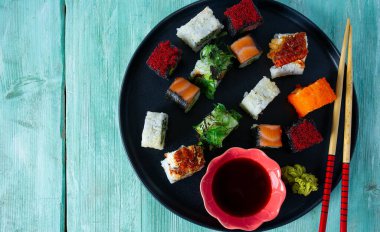 Suşi ahşap bir yüzeyde yuvarlanır.