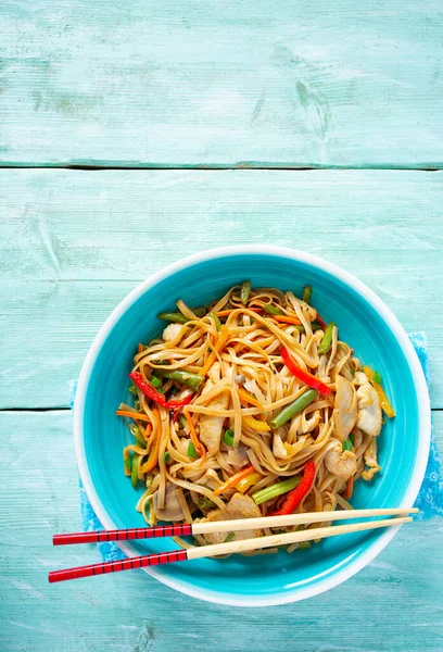 Aziatische noedels met groenten en champignons — Stockfoto