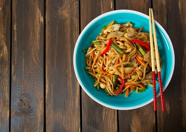 Asiatische Nudeln Mit Gemüse Und Pilzen — Stockfoto