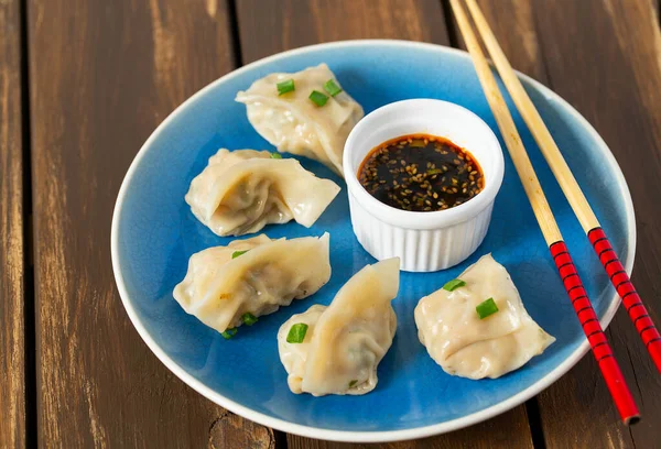 Soya soslu taze Japon gyoza köftesi.