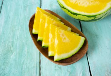 dilimlenmiş sarı beyaz izole